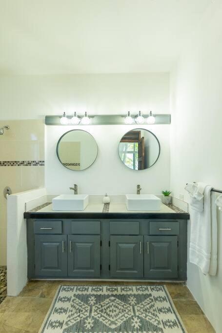 Ivy'S Cove Beach Side Condo - Luxury Villa Whitehouse 외부 사진