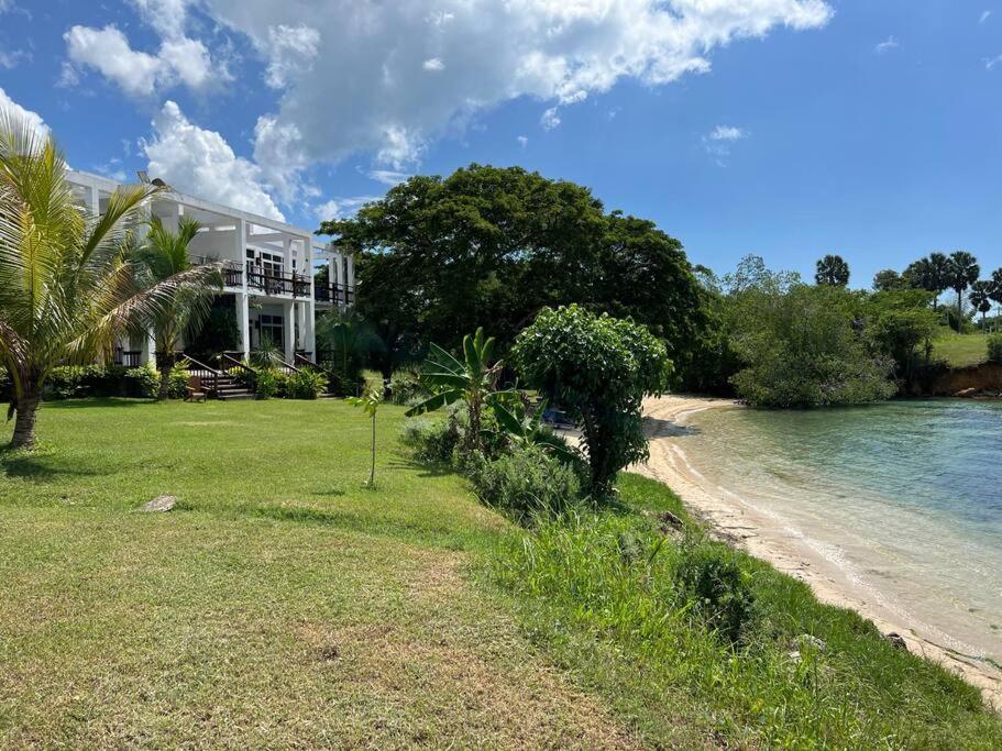 Ivy'S Cove Beach Side Condo - Luxury Villa Whitehouse 외부 사진