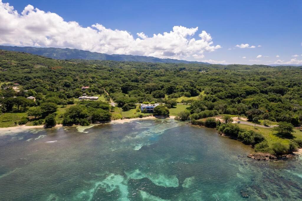 Ivy'S Cove Beach Side Condo - Luxury Villa Whitehouse 외부 사진